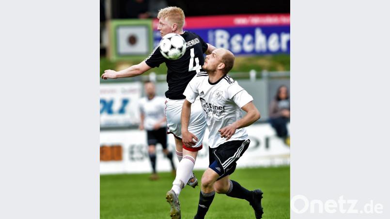 Der SC Eschenbach fügte dem ASV Haidenaab mit 1:0 die zweite Saisonniederlage zu. In dieser Szene wollen Lukas Dötterl (rechts, Haidenaab) und David Giesel (Eschenbach) an den Ball kommen. Bild: A. Schwarzmeier