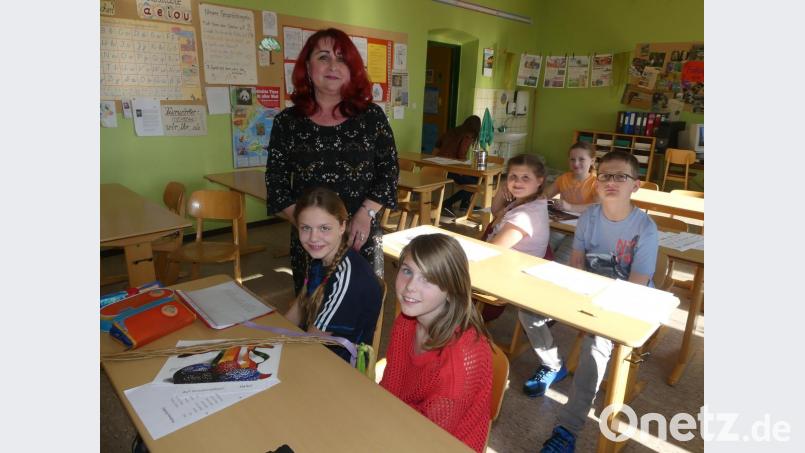 Dana Pflaum, Koordinatorin des Schulamts Neustadt für Schulpartnerschaften Böhmen-Oberpfalz, übte mit den Kindern einfache Wörter, informierte über Osterbräuche in Böhmen und sang mit ihnen sogar ein tschechisches Lied. Bild: rn
