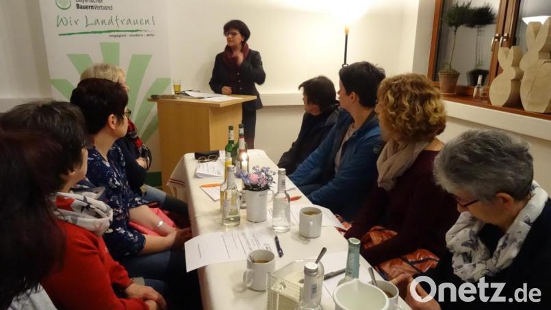 Bezirksbäuerin Rita Blümel (im Hintegrgrund) rief die Ortsbäuerinnen zu Selbstbewußtsein und Engagement auf. Bild: hka