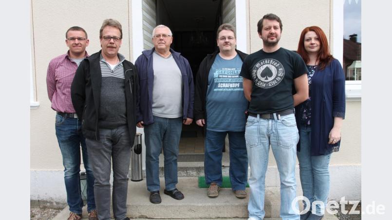 Peter Völkl (Zweiter von links) freut sich über den Sieg beim CSU-Preisschafkopf. &quot;Wir sind zufrieden&quot;, zieht Vorsitzende Marina Hirnet (rechts) ein positives Fazit. Bild: pi