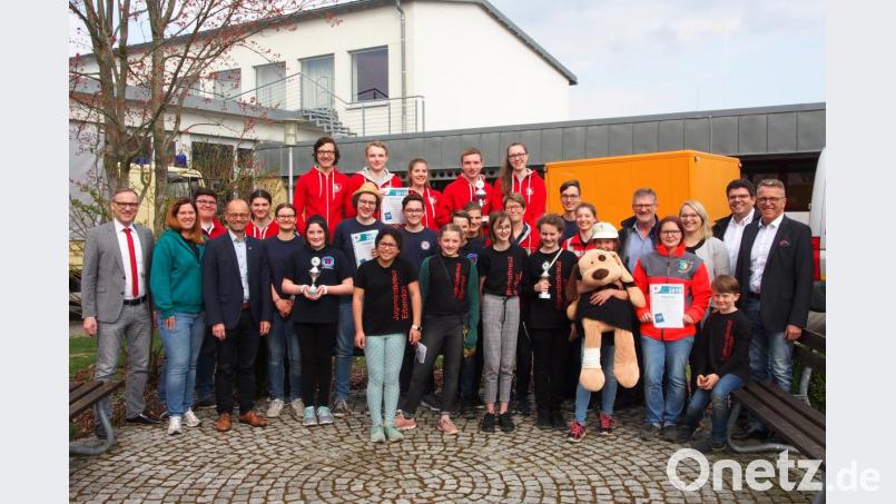 Die Erstplatzierten beim Kreiswettbewerb des Bayerischen Jugendrotkreuz im Kreisverband Tirschenreuth mit Ersten Bürgermeister Bernd Sommer (links), Leiterin der Jugendarbeit Natalie Wölfl (Zweite von links), stellvertretenden Landrat Dr. Alfred Scheidler (Vierter von Links), Jugendbeauftragten der Stadt Waldsassen Reinhard Wurm (Sechster von rechts) und Katja Bloßfeldt (Vierte von rechts), BRK-Kreisgeschäftsführer Holger Schedl (Zweiter von rechts), sowie BRK-Kreisvorsitzender Franz Stahl (rechts). Bild: exb
