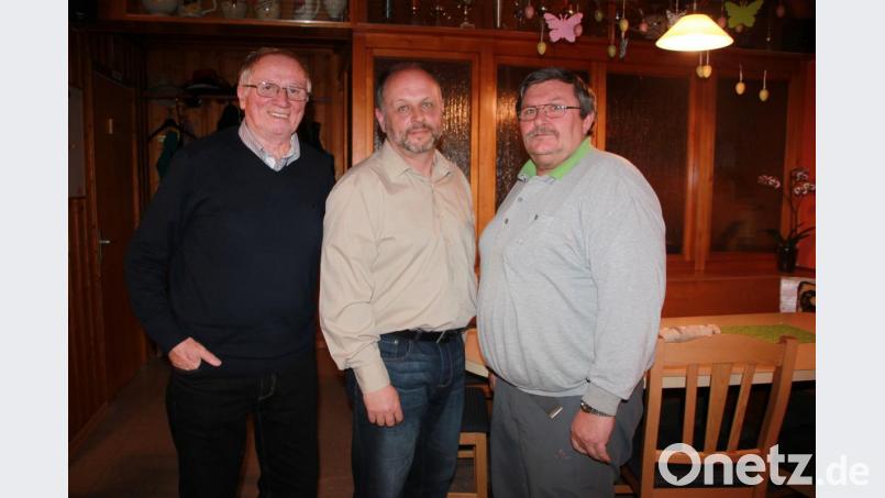 STC-Vorsitzender Jürgen Rosner (Mitte) ehrte im Rahmen der Jahreshauptversammlung Kurt Schmidt (links) und Kurt Sieder (rechts) für jeweils 40 Jahre Mitgliedschaft im Verein. Bild: den
