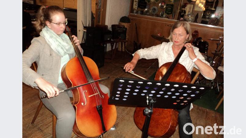 Am Cello glänzten Lisa-Marie Bäuml und ihre Lehrerin Marie Tobias. Bild: ksi