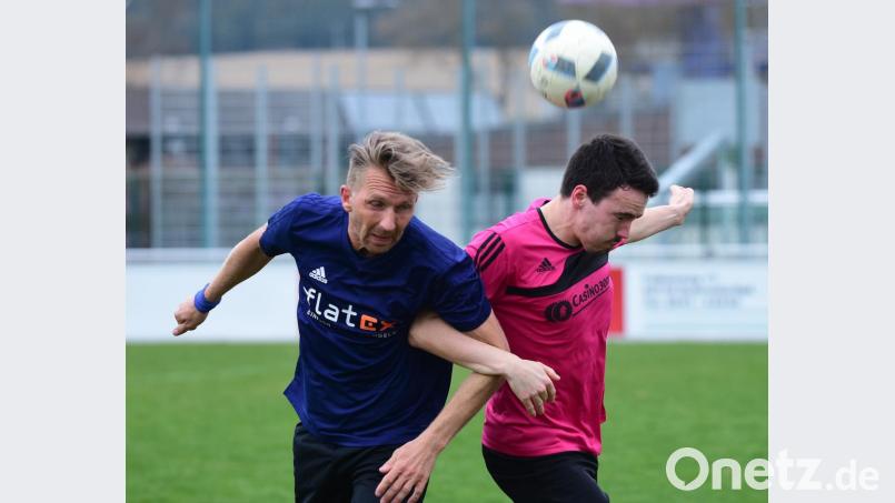 Kopfballduell zwischen Andreas Gradl (rechts) und Gästespieler Johannes Adam: Der FC Tirschenreuth verlor am Sonntag das wichtige Heimspiel gegen den ATS Kulmbach mit 1:2. Bild: Thomas Schrems