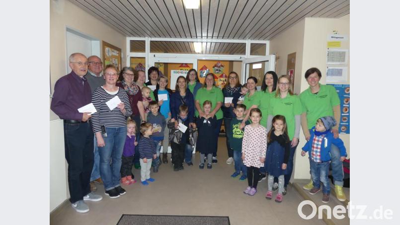 Einrichtungen und Vereine, die sich der Kinderbetreuung und -erziehung widmen, bedenkt das Flohmarktteam mit einer Spende aus dem Erlös des Frühjahrsbasars. Bild: rn