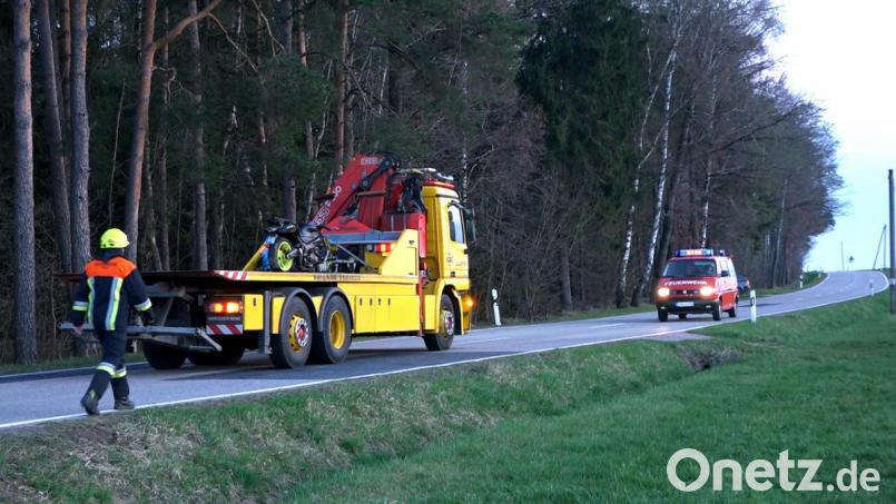 Ein 23-Jähriger Motorradfahrer kam am Sonntagabend ums Leben. Er kam bei Bernhardswald (Kreis Regensburg) von der Fahrbahn ab. Bild: Alexander Auer