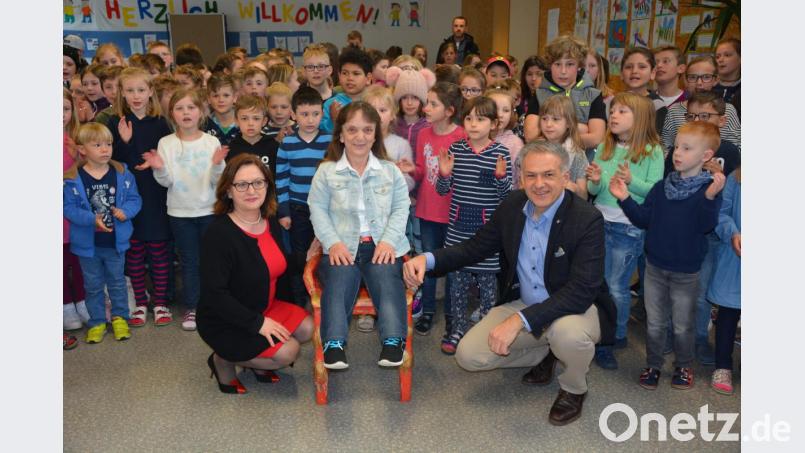 Inge Roth (vorne, Mitte) feierte im Kreise der Schulfamilie ihren 60. Geburtstag. Neben den 240 Kindern und den Lehrkräften um Rektorin Renate Zuber (vorne links) gratulierte auch Bürgermeister Roland Grillmeier (vorne rechts). Bild: jr