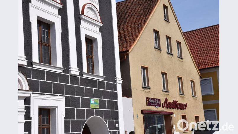 Ein Schritt in die richtige Richtung ist für die Hohenburger die Sanierung des Anwesens Marktplatz 21, gleich rechts neben dem Rathaus. Die Planungen für die Sanierung des Hauptgebäudes und ein Aufzug-Einbau für das benachbarte Rathaus sollen vorangebracht werden. Bild: bö