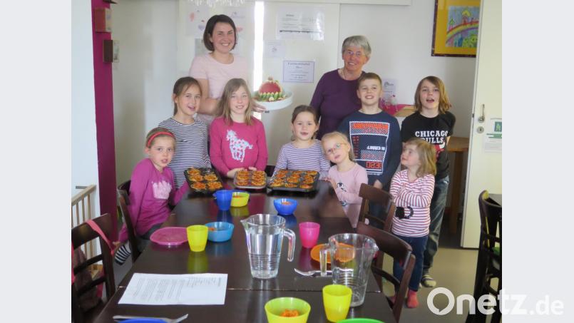 Tanja Franz (hinten links) versteht es ausgezeichnet, die Mädchen und Buben für das „coole Drei-Gänge-Menü“ zu begeistern. Bild: jzk