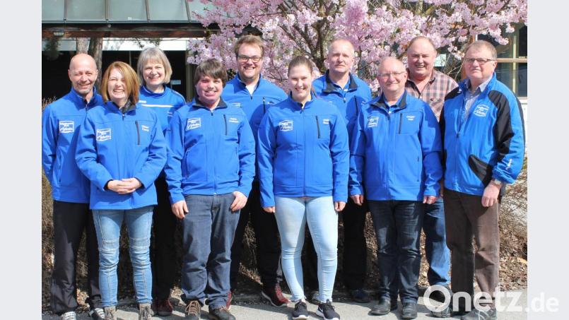 Die Luftpistolenmannschaft der SG Thumsenreuth war mit ihren hoffnungsvoll gestimmten Fans zur Olympiaschießanlage nach München-Hochbrück angereist. Trotz des verpassten Aufstiegs kann Mannschaftsführer Karl Greger (Dritter von rechts) mit seiner Truppe zufrieden sein. Sonja Weiß (Dritte von links) überzeugte mit starken Ergebnissen. Bild: att