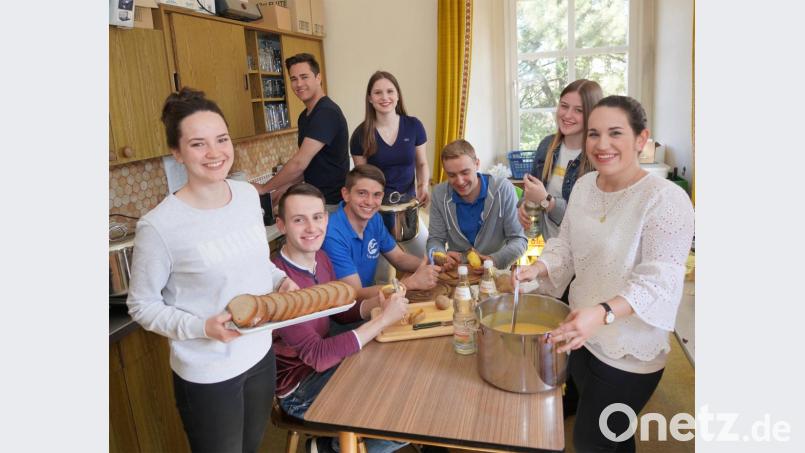 Die jungen Christen bei der Vorbereitung der Fastenspeisen Bild: fvo