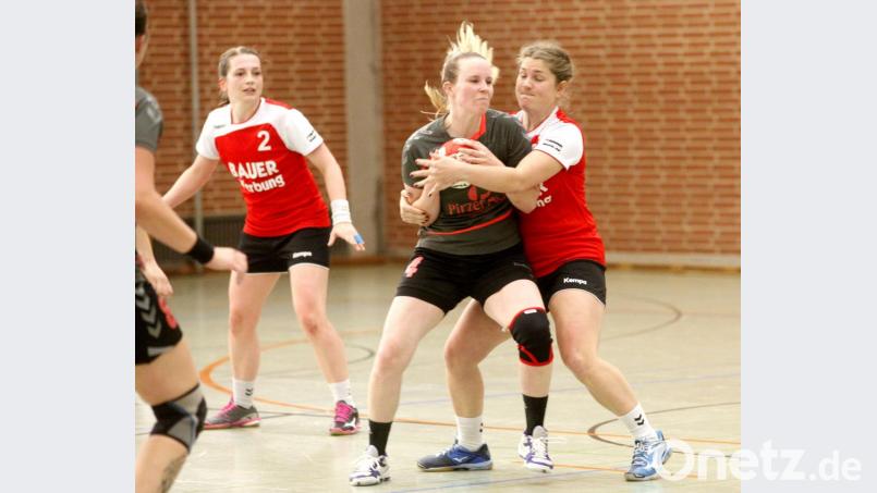 Die Damen der SG Naabtal gewannen das Derby in der Bezirksoberliga gegen die HSG Nabburg/Schwarzenfeld mit 23:21. Die beiden Mannschaften schenkten sich nichts. In dieser Szene kämpfen Tanja Söllner (HSG, rotes Trikot) und Annalena Hornauer (SG Naabtal) um den Ball. Bild: Hirsch