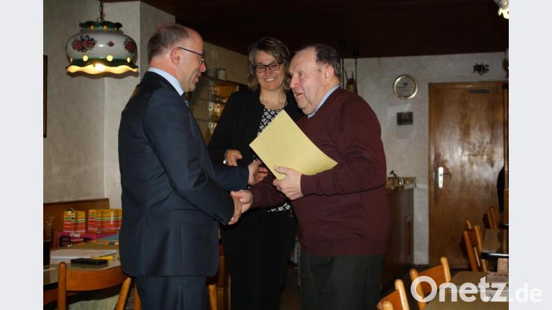Stellvertretender CSU-Kreisvorsitzender Albert Nickl (links) gratulierte nicht nur der Ortsvorsitzenden Carmen Pepiuk zur Wiederwahl, sondern auch Heinrich Bauer zu 55 Jahren Mitgliedschaft. Bild: bjp