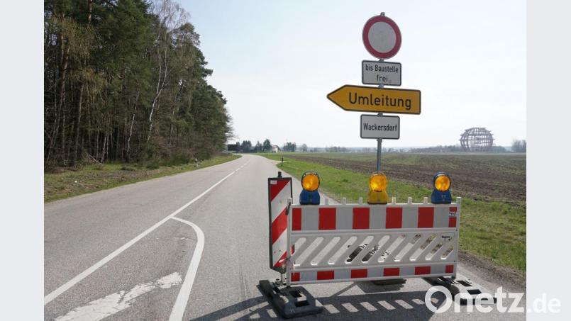 Seit Montag ist die Industriestraße gesperrt. Grund ist der Bau der Abbiegespur im Bereich des Steinberger Sees. Bild: Christopher Dotzler