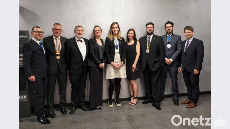 Neue Präsidenten stehen mit Alexandra Dambeck, Günther Hofmann und Florian Dambeck beim Ladies Circle 66, Old Table 49 und Round Table 49 Weiden an der Spitze. Bild: exb