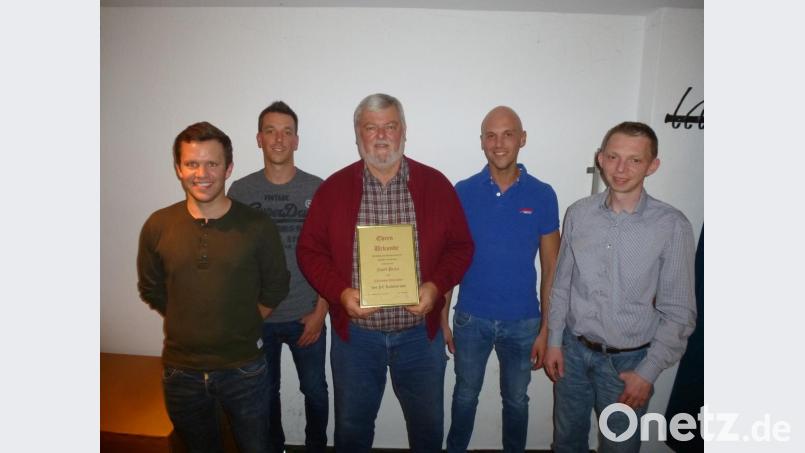 Das junge Führungsquartett mit (von rechts) Andreas Malzer, Christoph Liedl, Dominik Pritzl und Stefan Bauer ernennt Josef Pritzl zum Ehrenvorsitzenden des Fußballclubs. Bild: bk