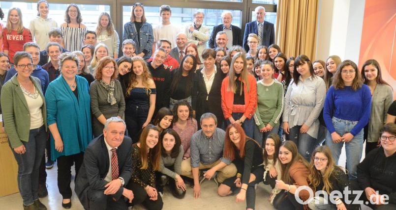 Bestens gelaunt trotz Krisenstimmung in Europa: Schüler und Schülerinnen aus Macerata und Weiden. Bild: Kunz
