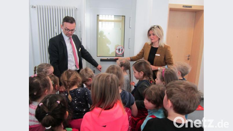 Bei der Führung lassen Geschäftsstellenleiter Edmund Wegmann und seine Kollegin auch die Sicherheitsschleuse nicht aus. Bild: hai