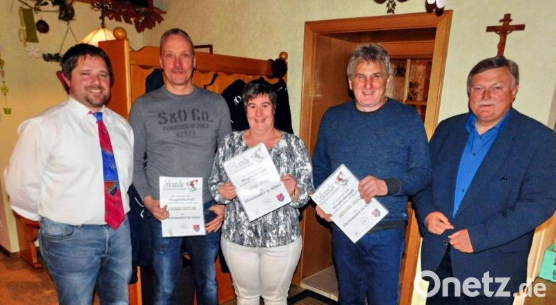 Zu 40 Jahren ASV-Zugehörigkeit nehmen Gerd Busch (Zweiter von rechts) und Volker Zeitler (Zweiter von links) die Gratulationen von Vorsitzendem Stephan Veigl (links) und Bürgermeister Manfred Porsch (rechts) entgegen. Heike Veigl (Mitte) danken beide für 25 Jahre Treue. Bild: hai