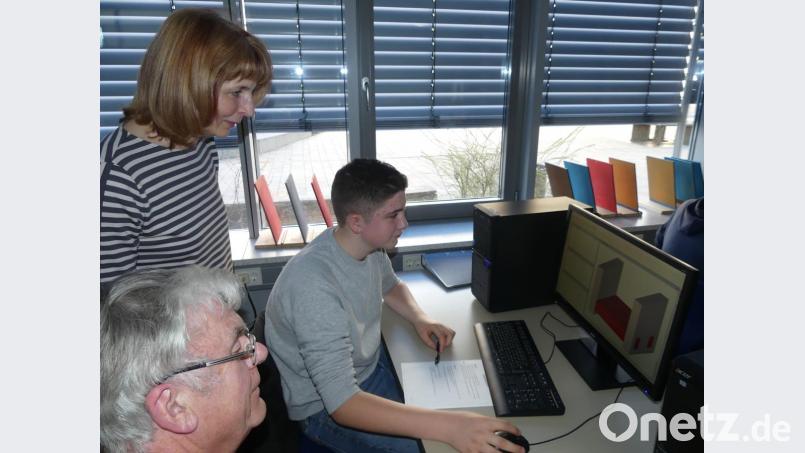 Der Sohn zeigte seinem Vater die erworbenen Kenntnisse im computerunterstützten Konstruieren. Bild: rn