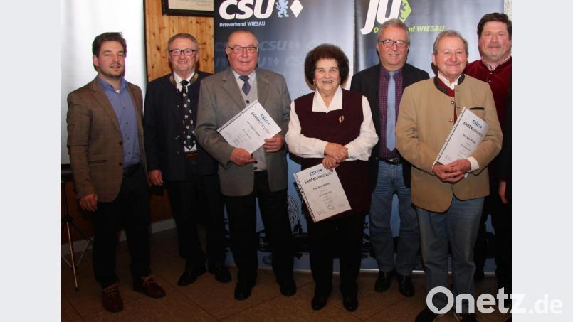 Für ihre langjährige Treue zum CSU Ortsverband wurden Josef Kellner, Anni Kellner und August Kellner (ab 2. von rechts) mit Urkunden ausgezeichnet. Ortsvorsitzender Michael Dutz, 2. Bürgermeister Fritz Holm (von links) gratulierten. Ihre Glückwünsche übermittelten auch der neue 2. Ortsvorsitzende Oliver Zrenner (rechts) und Bürgermeister Toni Dutz (2. von rechts). Bild: wro