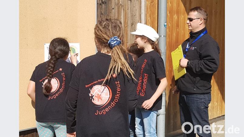 Bei „Fun &amp; Action“ war die Geschicklichkeit mit verbunden Augen gefragt. Schiedsrichter Michael Wölfl bewerte hier Stufe I. Bild: exb