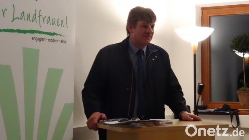 BV-Kreisobmann Peter Beer konnte die Bäuerinnen beruhigen: Ein Ausstiegsdatum für die Anbindehaltung gebe es nicht. Bild: hka
