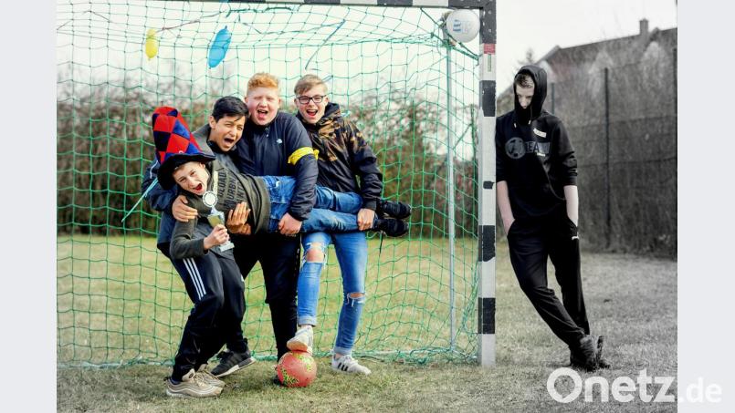 Im Verein und im Sport bewundern die Jugendlichen diejenigen, die Erfolge gönnen können, nicht neidisch sind und sich für andere mitfreuen, deshalb der Name des Fotos „die feiernden Sportler“. Bild: sön
