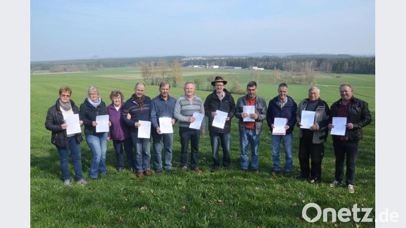 Wollen sich ihre Heimat nicht von Tennet kaputt machen lassen: Unterschriftensammler aus Halmesricht, Latsch und Frauenricht. Bild: Kunz