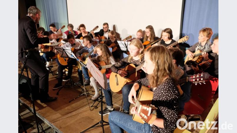 Das Jubiläumskonzert bietet viel Abwechslung: hier Gitarrensound. Bild: do