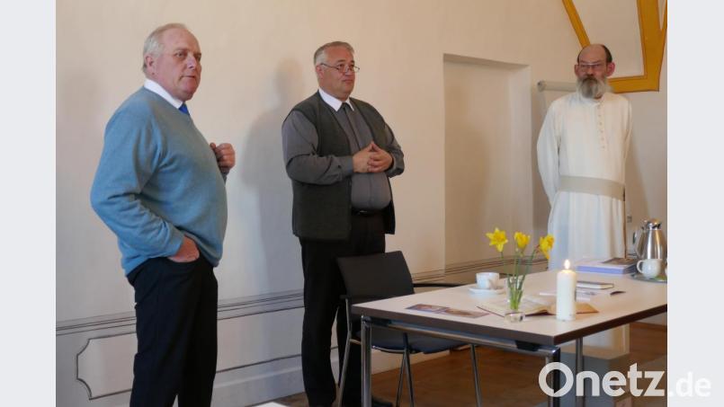 Bezirksobermann Max Pravida begrüßt Präses Thomas Schmid und Pater Benedikt Schuster (von links) beim Einkehrtag. Bild: exb