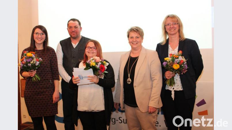 Sie freuen sich über die Ausstellung (von links): Theresa Ehbauer (Pressereferentin Lebenshilfe), Volker Glombitza (Koordinator für Leichte Sprache), Schülerin Chantal Hecht, Katrin Panek (Geschäftsführerin Lebenshilfe) und Verwaltungsleiterin Michaela Winklmeier. Bild: Wagner, Michael
