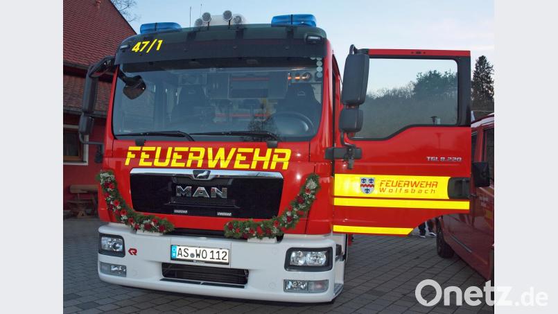 Mit einem Blumenkranz war das neue Mittleren Löschfahrzeug (MLF) der Wolfsbacher Feuerwehr zur Segnung geschmückt. Bild: sön