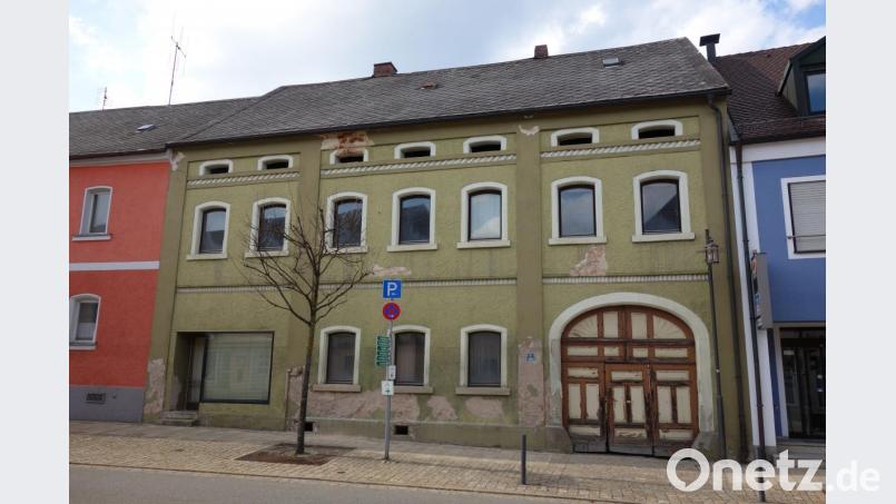Eine markante, ja fast einzigartige Fassade weist das Anwesen Hauptstraße 17 allemal auf. Für eine Umwandlung in fünf Wohnungen für junge Familien entschied sich der Marktrat nun, wobei das gewählte Förderprogramm erst einen Start im Jahr 2022 ermöglicht. Bild: fjo