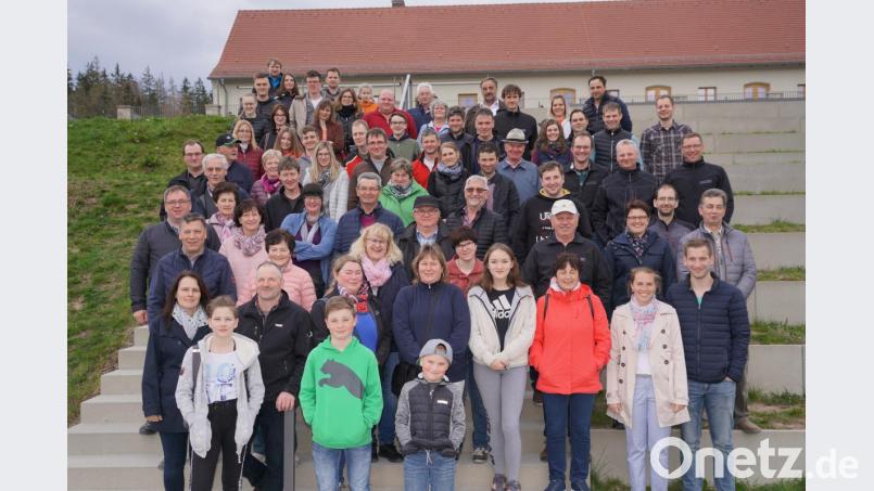 Die beiden Spielberger Feuerwehr-Vorsitzenden Josef Schwab (Marktgmeinde Waldthurn) (dritte Reihe von unten, links) und Johann Braun (Stadt Waldmünchen) (vierte Reihe von unten, links) und Mitglieder der beiden Wehren am Museumscafé in Flossenbürg Bild: fvo
