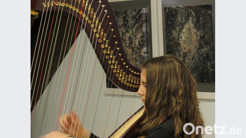 Sehr harmonisch passte das Harfenspiel von Musikerin Elisa Ertl zum Ausstellungsthema &quot;Wendekreis&quot;. Bild: ubb
