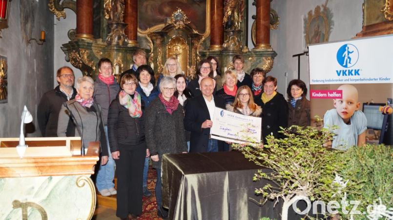 Josef Trottmann freute sich sehr über den Spendenscheck, den Gabi Kastner (vorne, Dritte von links) stellvertretend für alle Akteure überreichte. Bild: krs