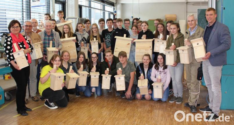 Sie sind begeistert von den Arbeiten der Schüler: Tobias Knauer (rechts), Schulleiterin Irene Sebald (links), Schreinermeister Gerhard Weiß (Zweiter von rechts) sowie der OWV-Vorsitzende Rudolf Bäumler (Zweiter von links) und der Vogelwart Manfred Witt (Vierter von links). Bild: exb/Handwerkskammer