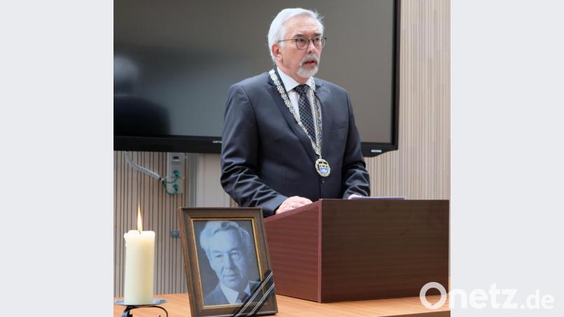 Bürgermeister Rodde würdigt bei der Trauersitzung im Rathaus die Verdienste des Altbürgermeisters Michael Niederalt. Bild: mab