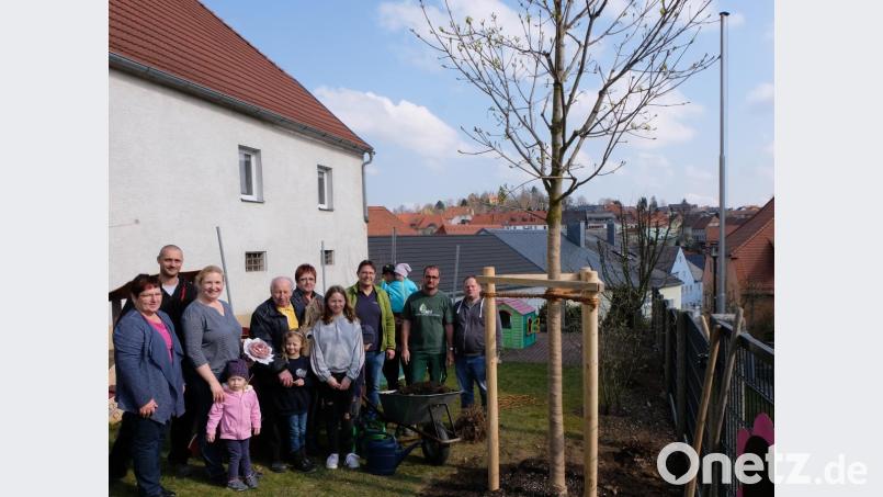 Nach getaner Arbeit gab es Freude über das neue Schmuckstück im erweiterten Spielplatz der Kindertagesstätte „Unterm Regenbogen". Bild: le