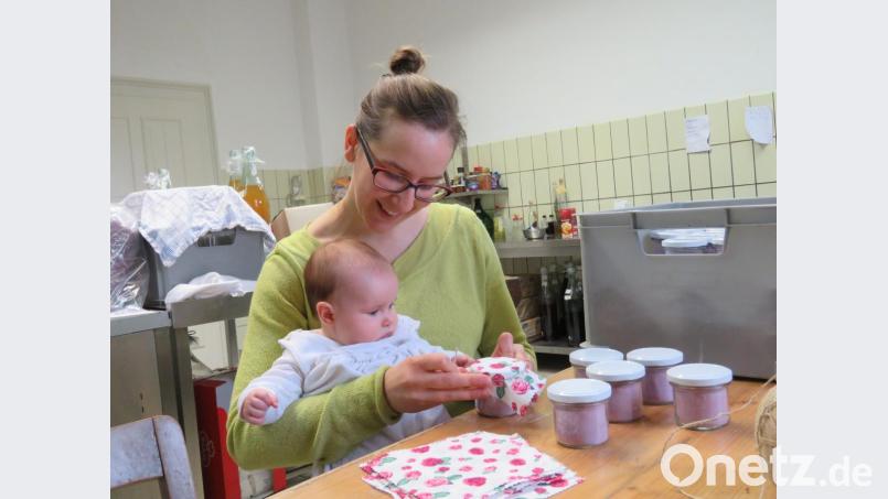 Privileg einer entspannten Heimkehrerin: Töchterchen Franziska kann bei der Arbeit mit dabei sein. Bild: ubb