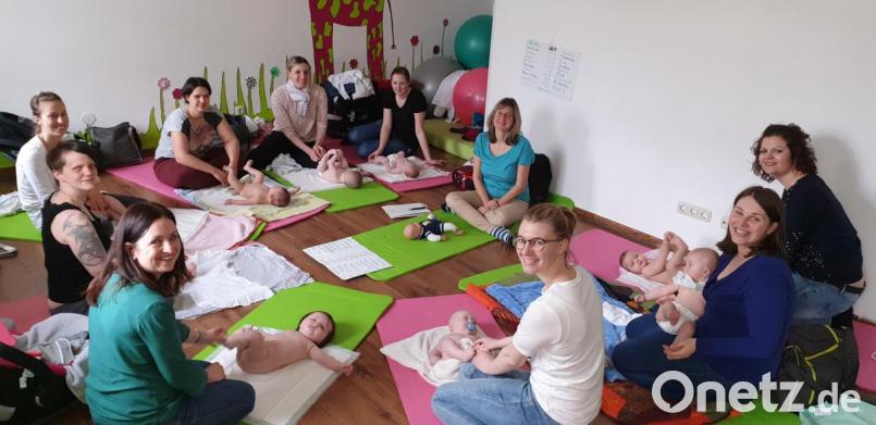 In lockerer Atmosphäre zeigt Kursleiterin Andrea Kick (Vierte von rechts) den Müttern und ihren Babys Spiele und wichtige Bewegungsübungen. Bild: jzk