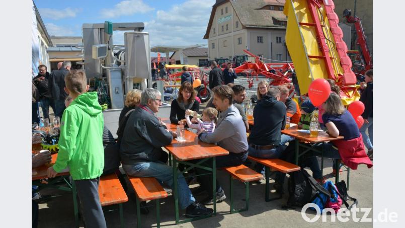 Viele Besucher kamen am Sonntag zur Landtechnikschau auf das Gelände der Volksbank Raiffeisenbank Nordoberpfalz nach Waldsassen. Bild: jr