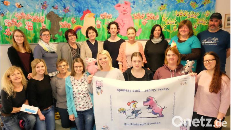 „Freunde-Trainer“ Siegfried Urbas (rechts) qualifizierte das pädagogische Fachpersonal des Kindergartens und der Krippe Schmidgaden in der zweieinhalbtägigen Fortbildung „Freunde“ . Bild: ohr