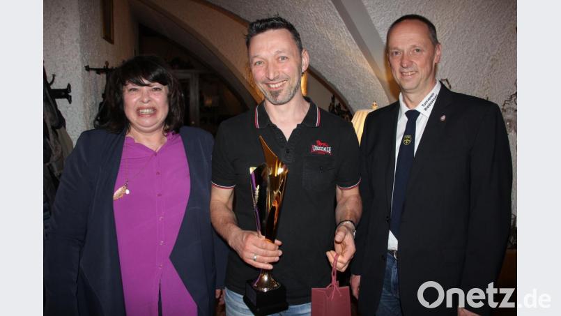 Der „Karl-Queitsch-Gedächtnispokal“ ging in diesem Jahr an Marco Pilsak – im Bild zusammen mit der TVW-Vorsitzenden Silvia Stark und Stellvertreter Werner Rustler. Bild: kro