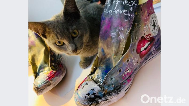 Zwischen Frauchen Andrea Hartungs Kunstwerken fühlt sich Rocky wohl. Bild: Andrea Hartung