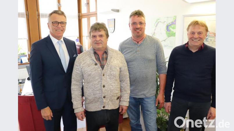 Franz Stahl, Josef Bäuml, Werner Kraus und Herbert Schertler (von links) bei der Ehrung im Amtszimmer des Bürgermeisters. Nicht dabei sein konnten Veronika und Stefan Gleißner. Bild: exb