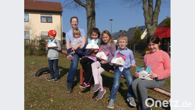 Kathleen Walberer begleitete die Kinder beim Osternestsuchen im Pfarrgarten. Bild: rn