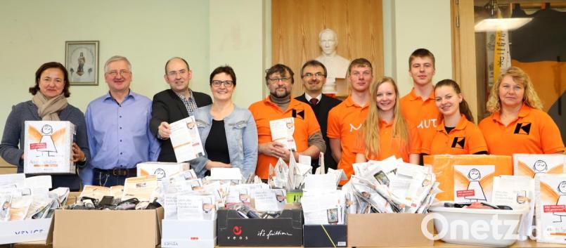 666 ausgediente Handy überreichten die Kolpingsfamilie mit Vorsitzendem Wenzeslaus Brenner (Fünfter von links) und Jungkolping mit Melanie Schultes (Zweite von rechts) an Verena Weber (links) von Missio. Mit auf dem Bild Pfarrer Martin Besold (Sechster von rechts). Bild: njn