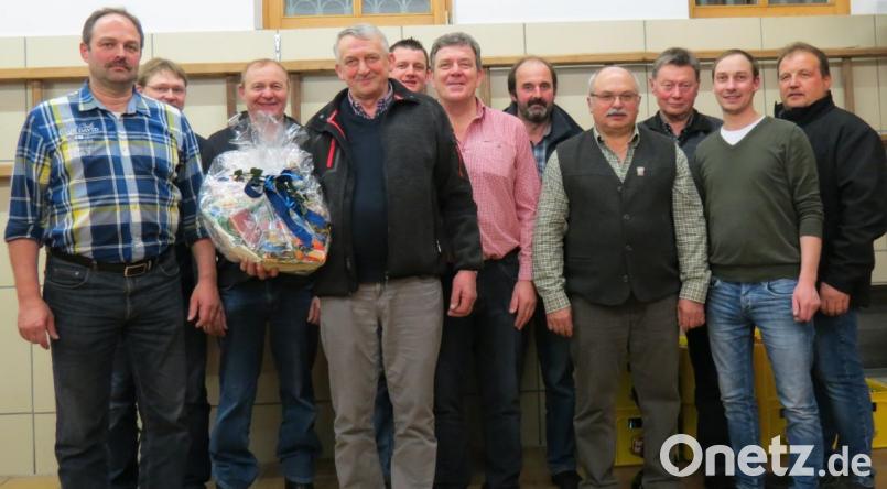 An der Spitze der Jagdgenossenschaft Dürnersdorf-Fronhof steht künftig Richard Setzer (links). Nach 15 Jahren als Jagvorsteher wurde Peter Eckl (Vierter von links) und nach 10 Jahren als Kassier Robert Schmidl (Sechster von links) verabschiedet. Bild: kö